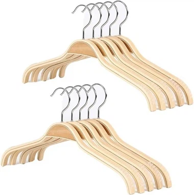 Perché le grucce in legno sono la scelta migliore per preservare il tuo guard...